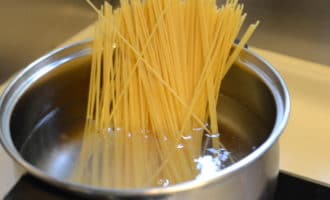 otpravte spagetti v kipyachennuyu i podsolennuyu vodu i otvarivai te 6 7 minut