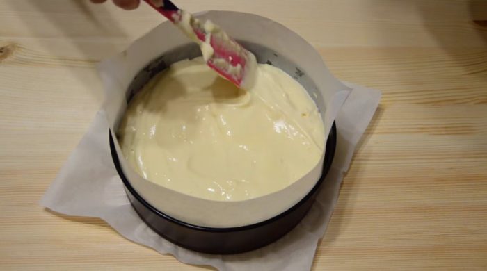 Смазанный маслом пирог. Выкладывание бисквитного теста в форму. Формы для бисквитного теста. Тесто для торта в форме. Выложить тесто в форму.