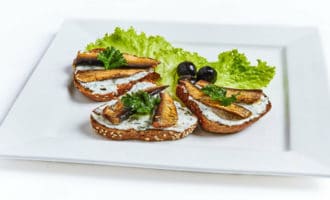 Бутерброды со шпротами — 13 разновидностей