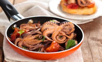 Как готовить осьминога: 13 ярких рецептов блюд