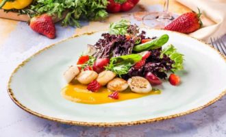 8 ярких рецептов салатов из гребешков