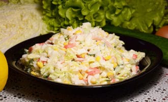 Вкусный крабовый салат с капустой