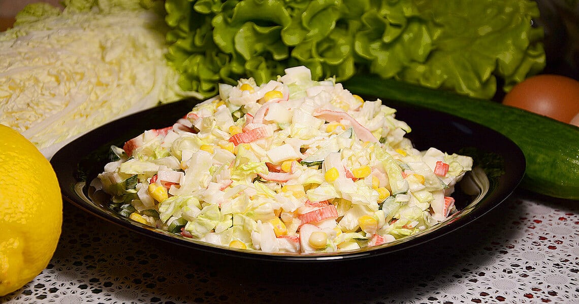 10 вкусных салатов из крабовых палочек и пекинской капусты