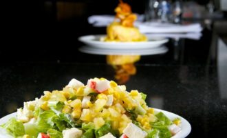 Вкусные рецепты салата с ананасом и крабовыми палочками