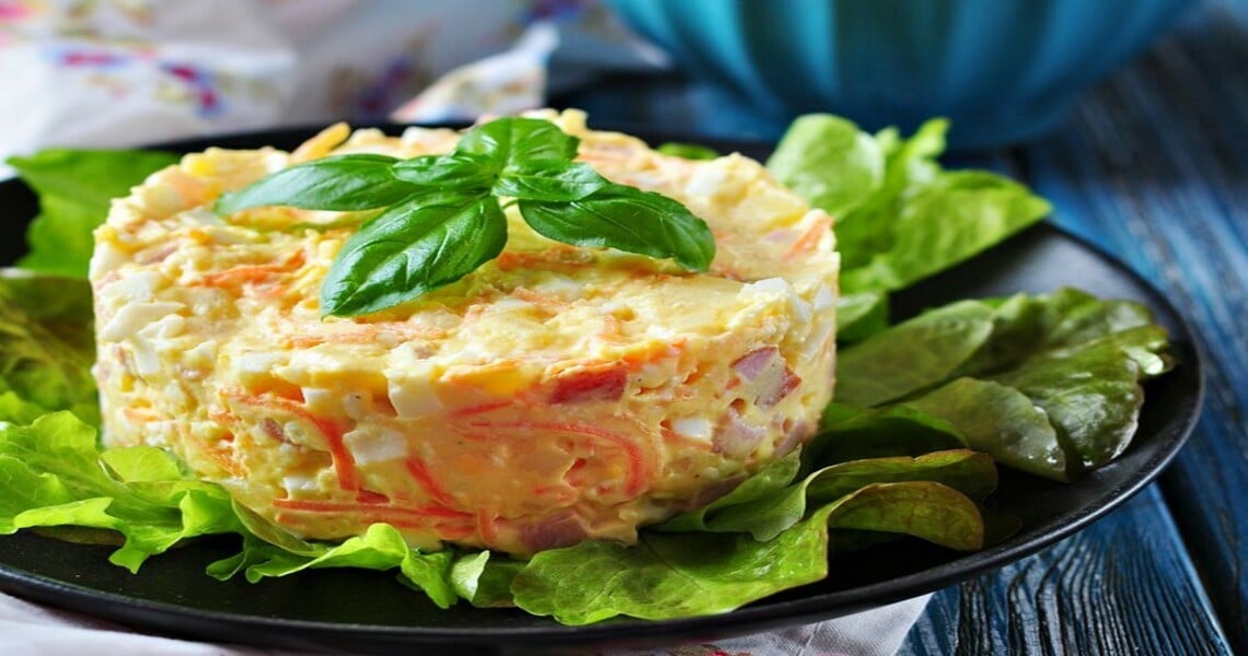 Рецепт вкусного салата с корейской морковкой и крабовыми палочками