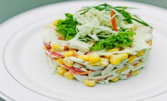 6 вариаций рецепта крабового салата с кукурузой и огурцом