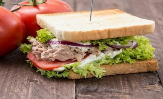 Сэндвич с тунцом — 5 рецептов для завтрака и перекуса
