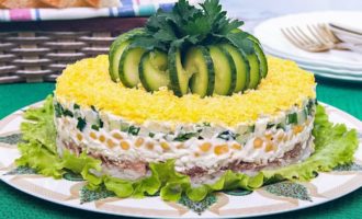 Салат с печенью трески и огурцом: Новогодний рецепт