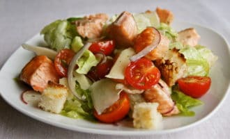 салат с лососем и овощами