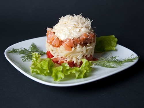 слоеный салат "Дипломат" с консервированным лососем 
