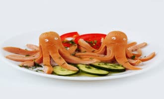 осьминогииз сосисок с овощами