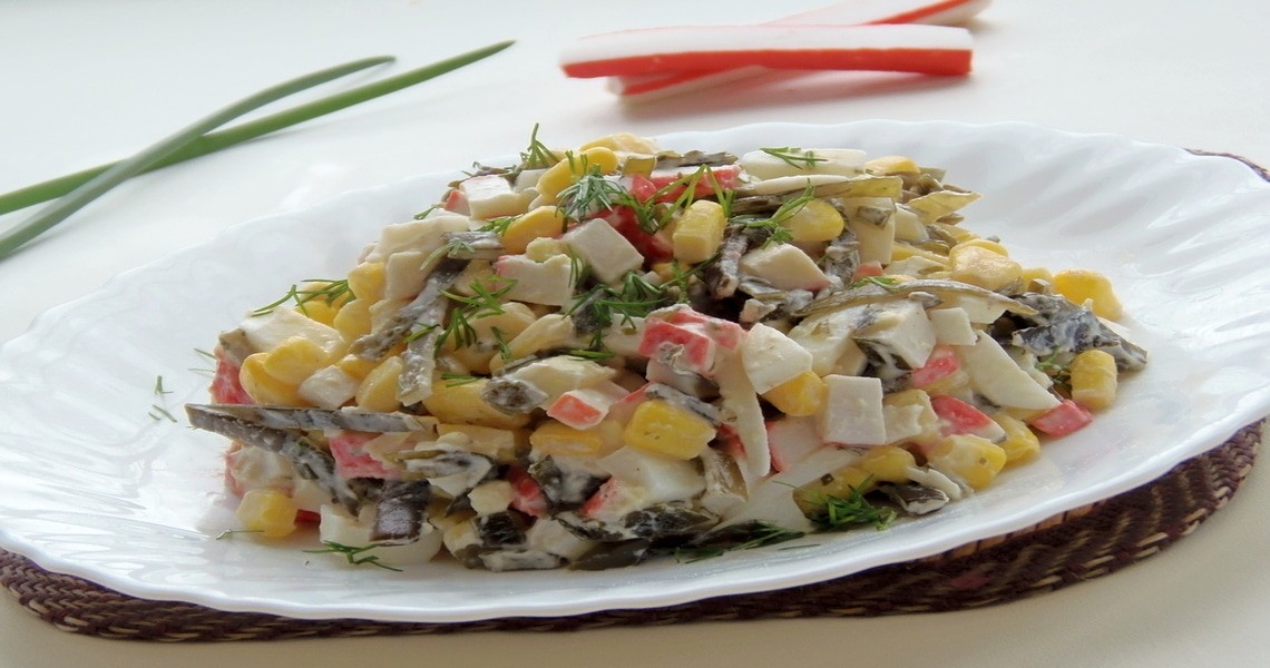 Очень простой салат с морской капустой и консервированной кукурузой