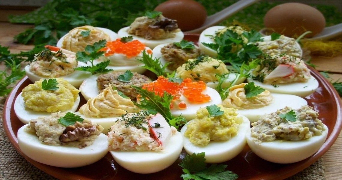 Фаршированные яйца со шпротами к празднику: закуска которая понравится всем