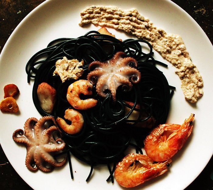 черные спагетти с осьминогами и креветкой 