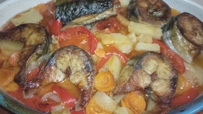 рыба тушенная с овощами на сковороде