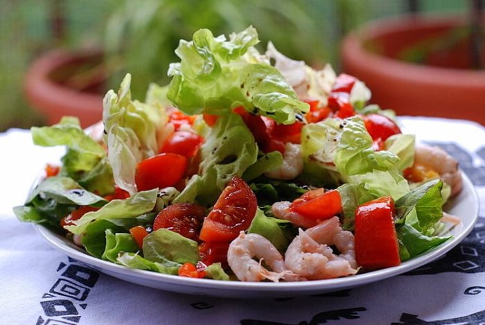 овощной салат с морепродуктами 