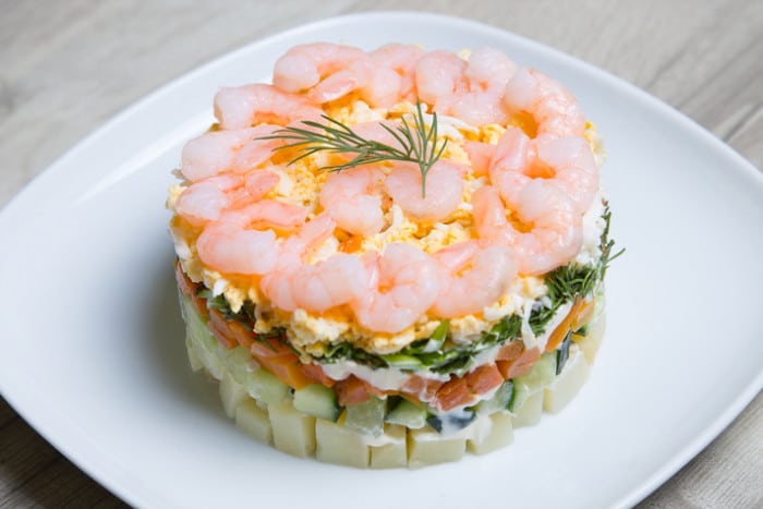 праздничный слоеный салат с креветкой 