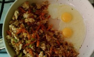 рис с креветкой и яйцом