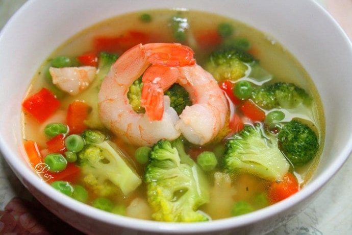 суп с зеленым горошком, брокколи и овощами