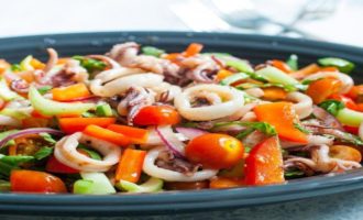 Лучшие рецепты салата с кальмарами: идеи лучших поваров