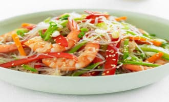Секреты азиатских поваров: салаты с фунчозой и креветками