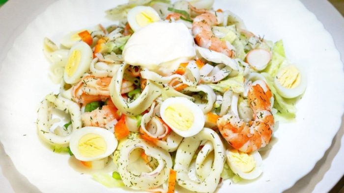 вкусный салат с морепродуктами и яйцом 