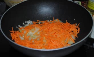 морковь обжаренная с луком