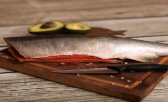 Узнаем цену на рыбу кижуч в 2022 году: свежий и замороженный