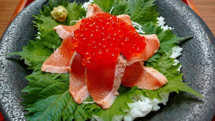салат с семгой и красной рыбой