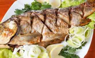 Отличный вариант для пикника — шашлык из рыбы сазан