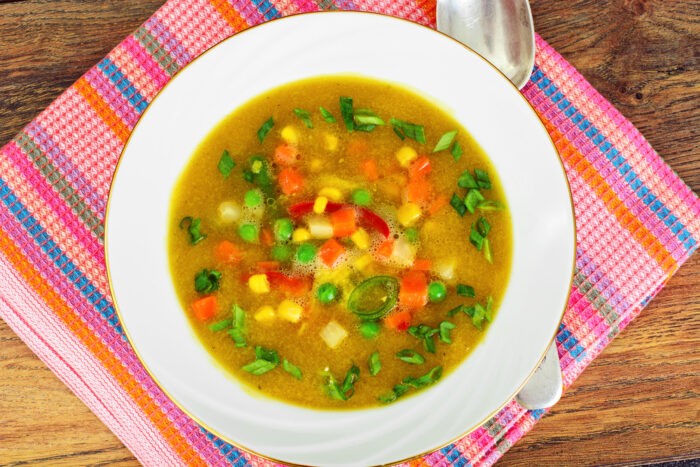 рыбный суп с овощами и кукурузой