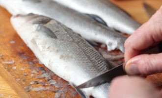 чистка рыбы ножом