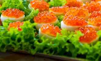 Яйца, фаршированные морепродуктами: ТОП 9 вкусных начинок