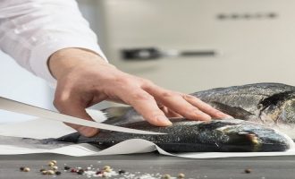 Узнайте, как чистить рыбу: 18 лучших способов