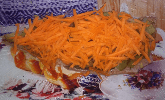 слой тертой на терке моркови