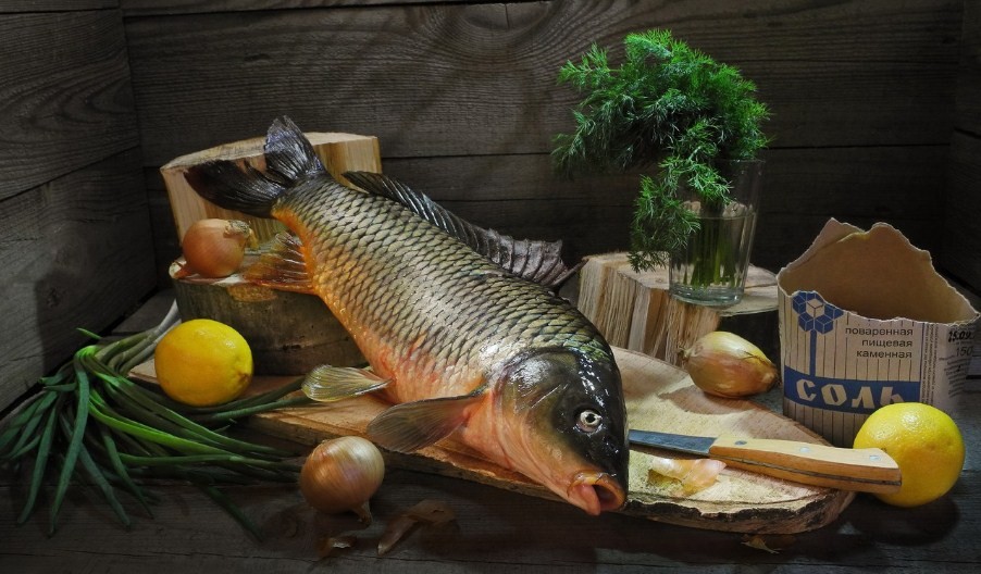 рыба на столе 