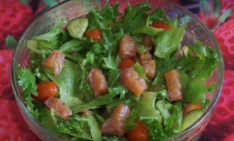 Самый простой и вкусный летний салат с семгой и овощами