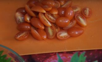 нарезанные томаты