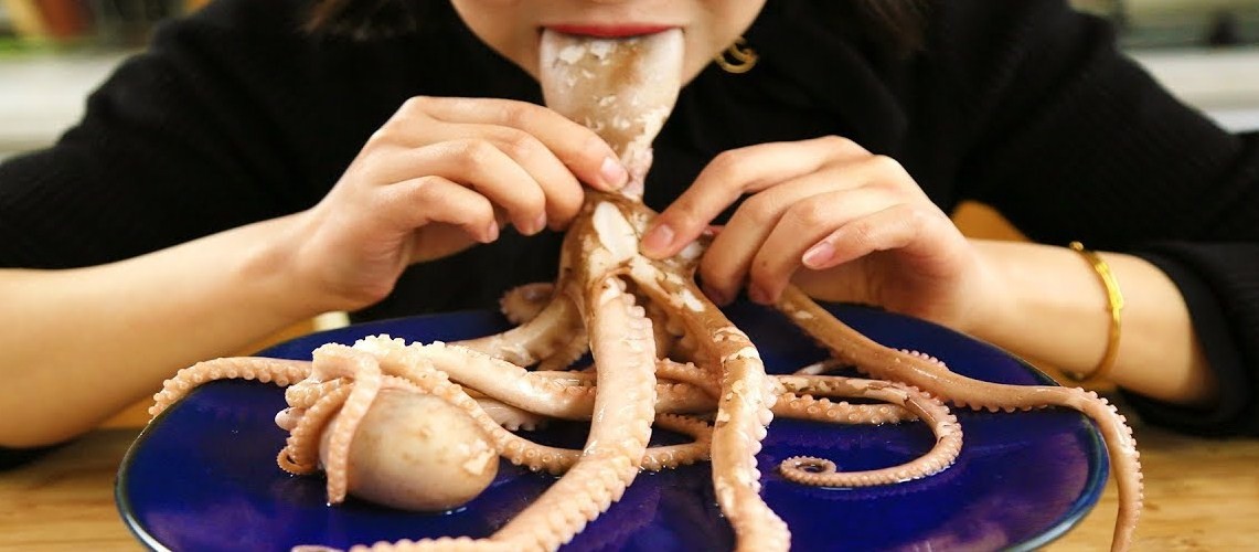 Деликатес-убийца: как и зачем в Японии и Кореи едят живых осьминогов