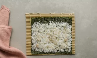 выкладываем рис на нори