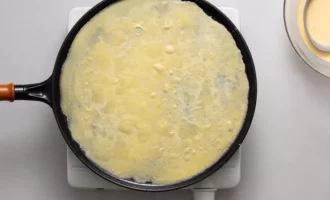 выливаем тесто на сковороду ровным слоем