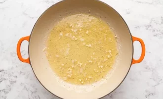 масло и чеснок на сковороде