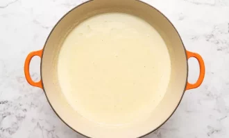 добавляем сыр в соус