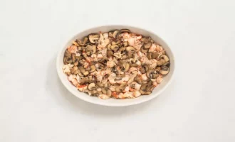 добавляем грибы и морепродукты