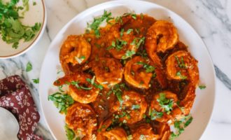 Как приготовить жаренные на сковородке креветки в соусе чили