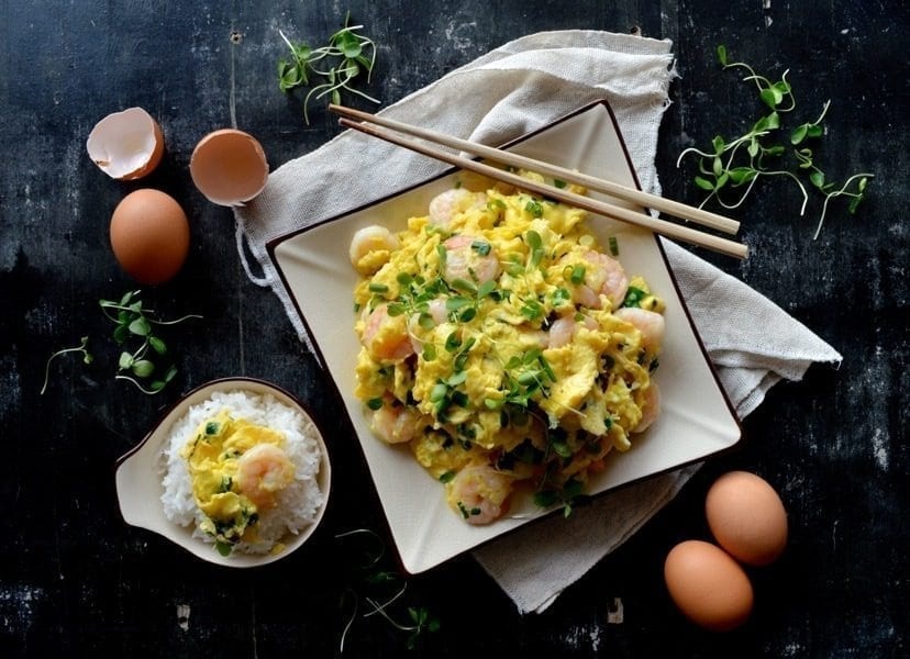 Рецепт приготовления яичницы с креветками за 15 минут