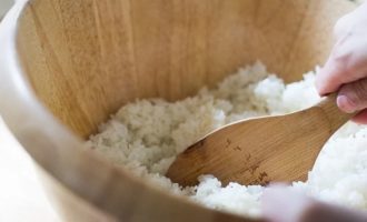 сваренный рис для суши