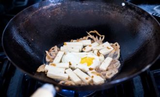 в воке жарим яйцо, креветки и тофу