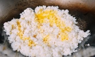 выливаяем яйца в рис