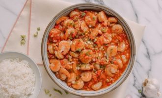 Рецепт приготовления жаренных на сковороде креветок в остром соусе